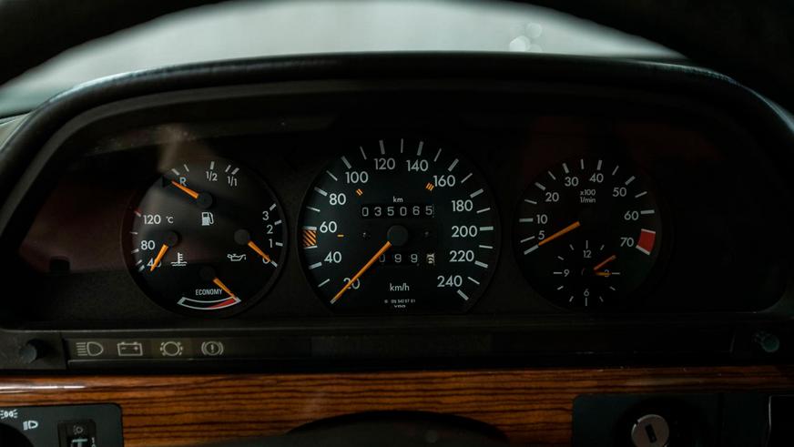 Mercedes-Benz продаёт 280SE 1982 года с гарантией