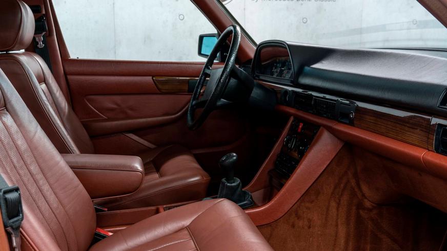 Mercedes-Benz продаёт 280SE 1982 года с гарантией