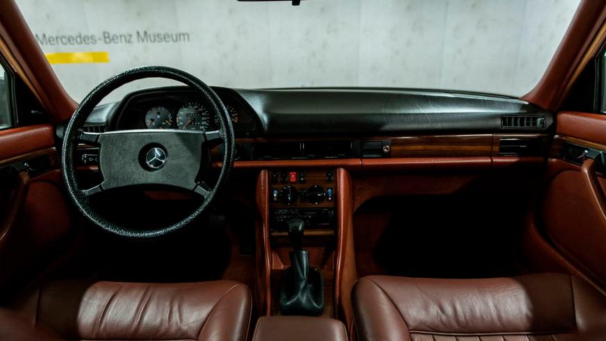 Mercedes-Benz продаёт 280SE 1982 года с гарантией
