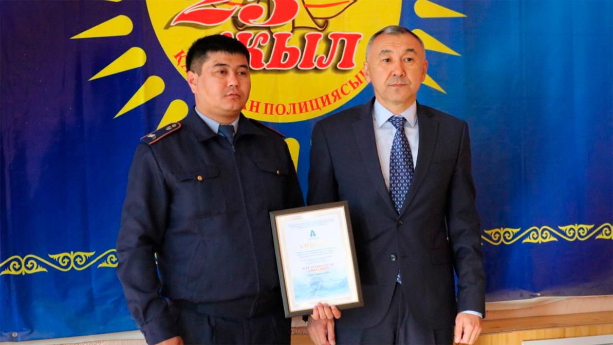 Полицейский в Актобе устоял перед взяткой и получил благодарность
