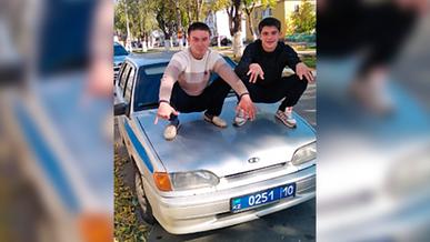 Семь суток ареста за корты на капоте полицейского авто