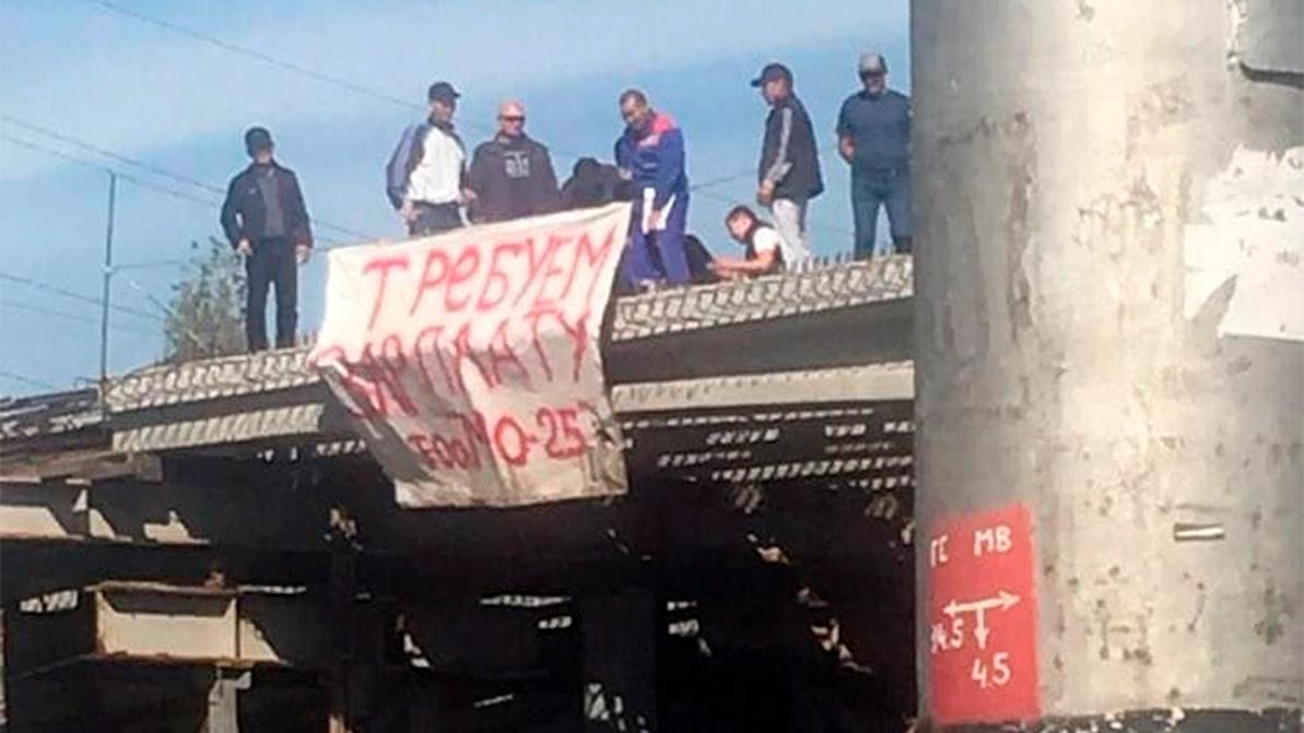 На забастовку вышли строители одной из развязок в Алматы