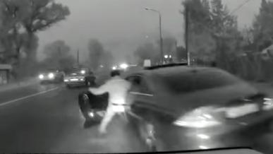 Водитель протащил полицейского на двери Mercedes-Benz CLS в Алматинской области