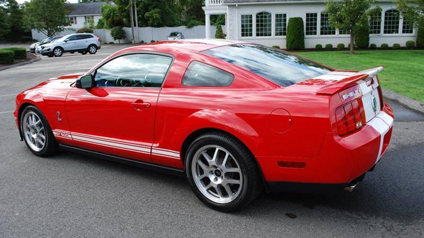 Shelby GT500, на котором ездил Уилл Смит, пустят с молотка