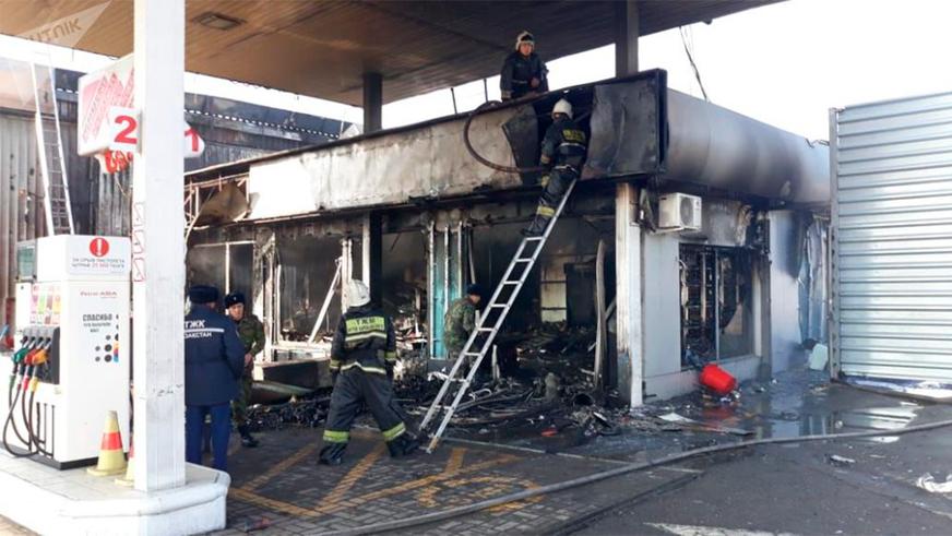 В Алматы сгорела заправка