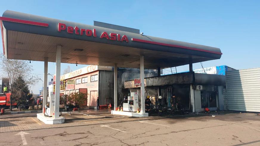 В Алматы сгорела заправка
