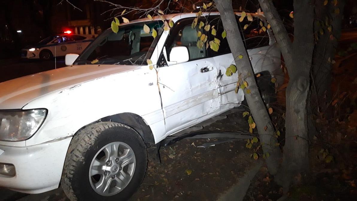 Два Toyota Land Cruiser столкнулись в Алматы