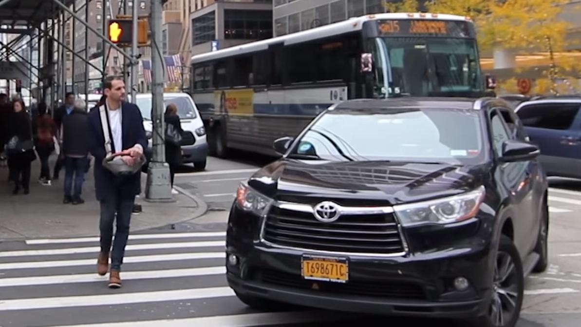 Чудак с клаксоном пугал пешеходов в Нью-Йорке