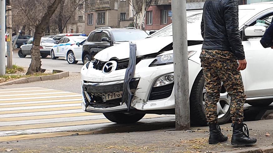 Mazda опрокинула Nissan в Алматы