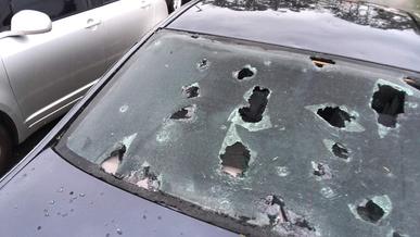 Град размером с куриное яйцо покалечил автомобили в Австралии