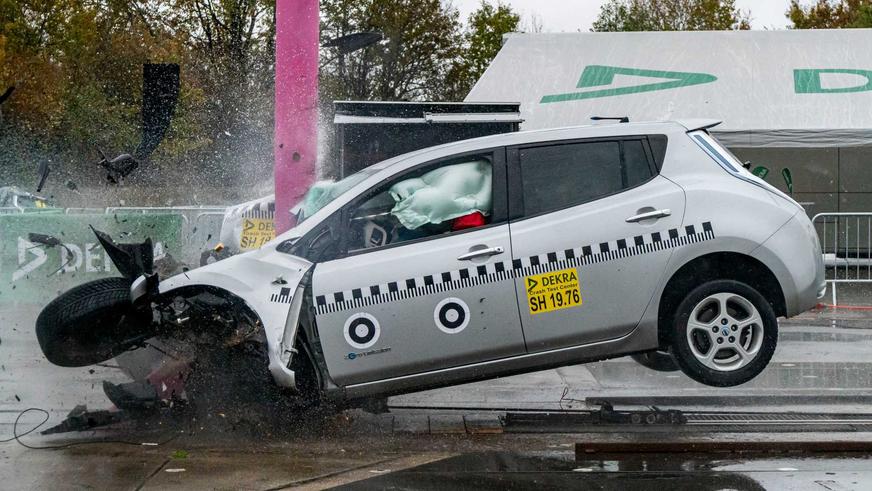 Об столб на 75 км/ч – необычный немецкий краш-тест