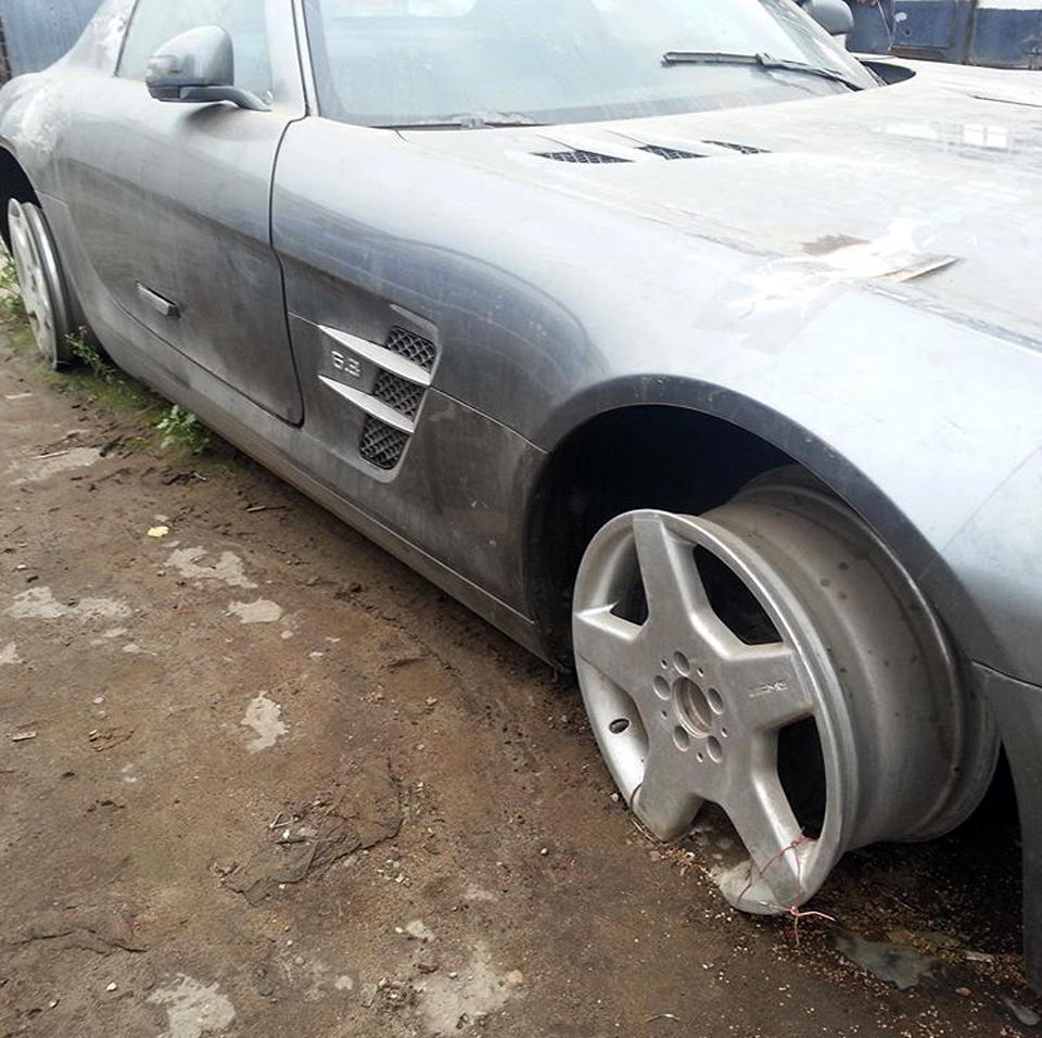 В Сыктывкаре потихоньку растаскивают Mercedes-Benz SLS AMG