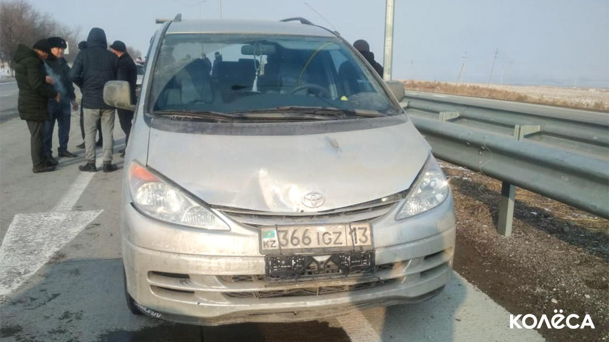 Четыре человека пострадали в аварии на трассе Шымкент – Ташкент