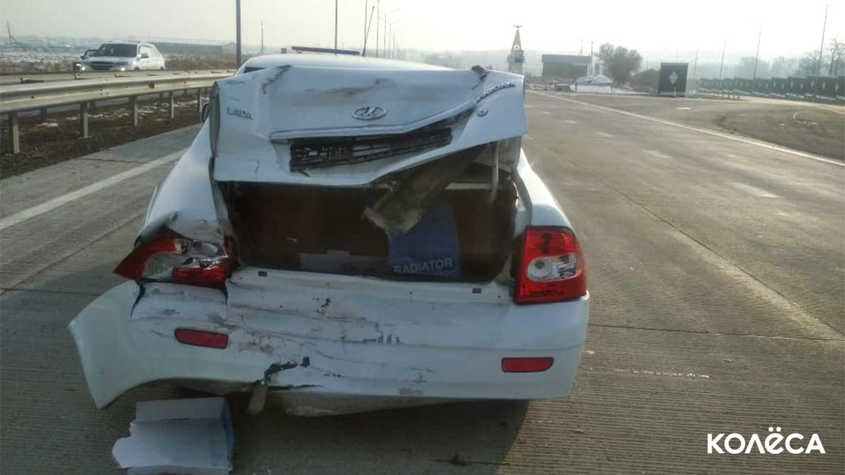 Четыре человека пострадали в аварии на трассе Шымкент – Ташкент