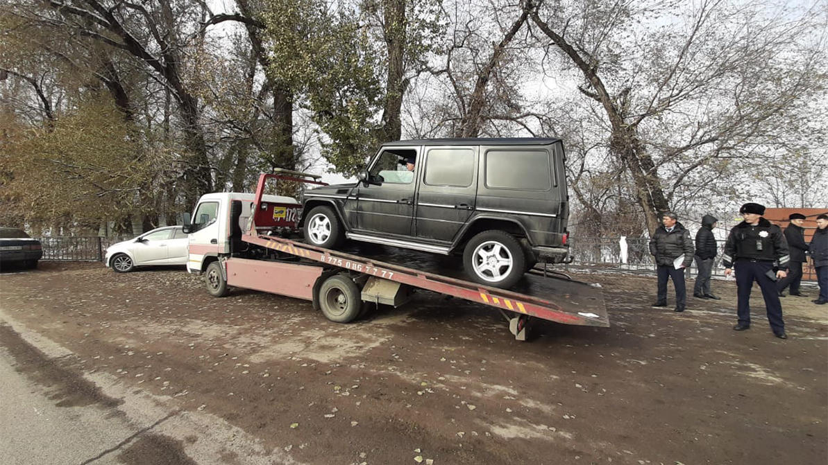 Mercedes-Benz G-класса забрали у должника по налогам в Алматы