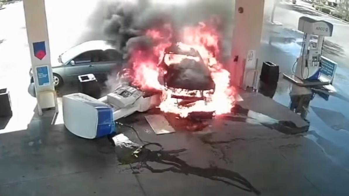 Горе-дрифтер на Ford Mustang едва не спалил заправку