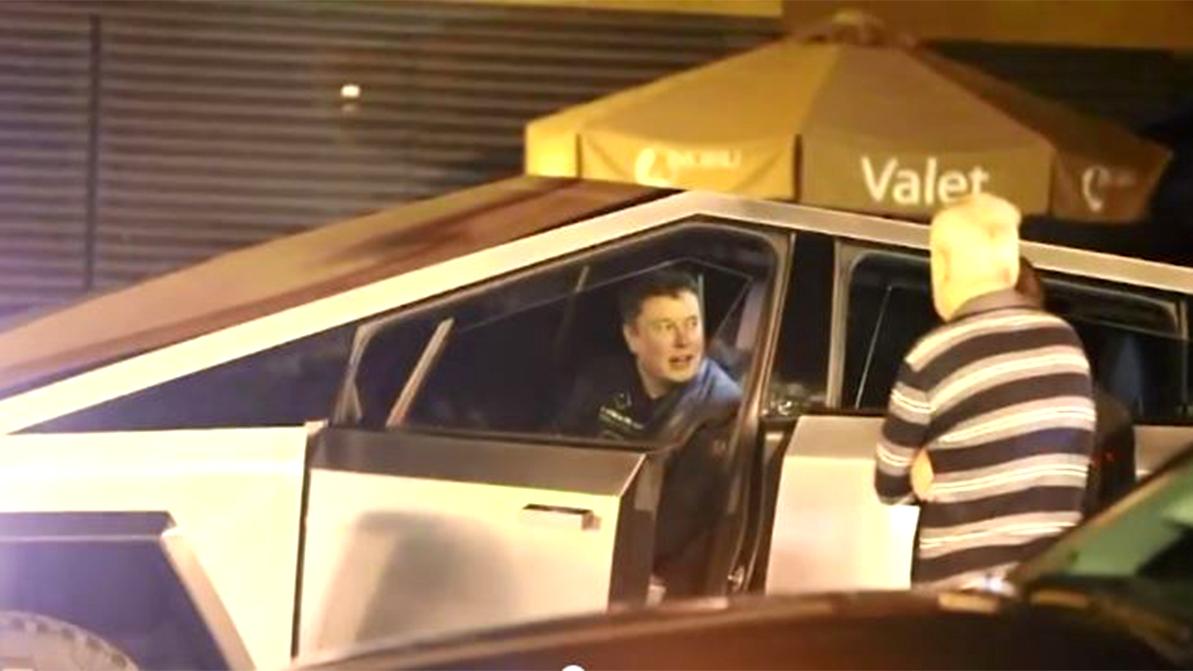 Илон Маск выгулял прототип Tesla Cybertruck