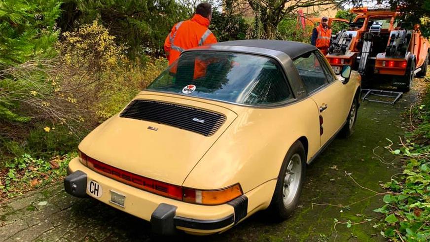 Для хранения орехов белки использовали Porsche 911