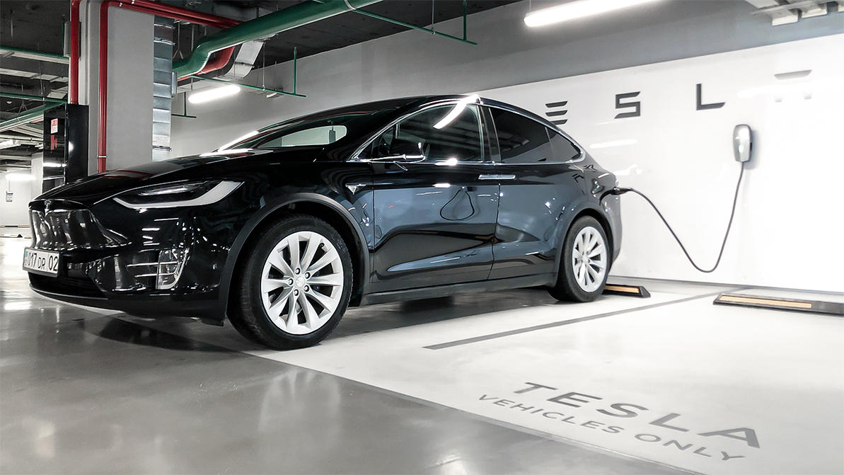 Премьер-министр РК Аскар Мамин посетил завод Tesla
