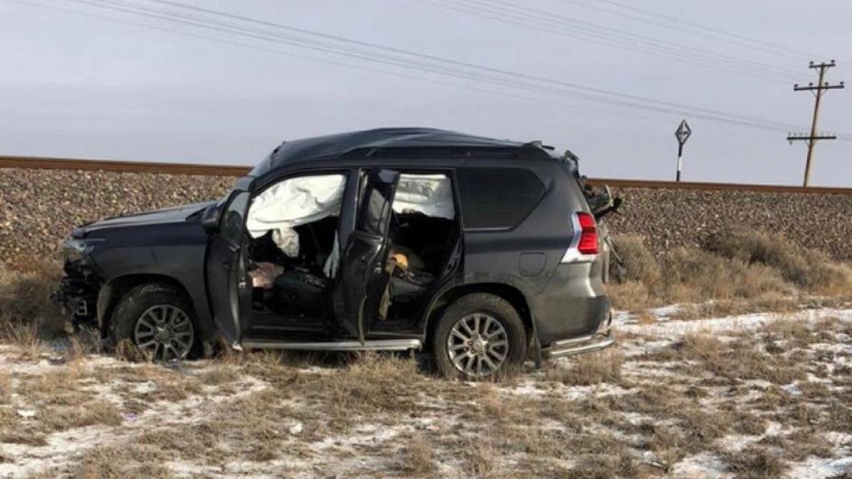 Toyota Land Cruiser Prado попал под поезд близ Балхаша
