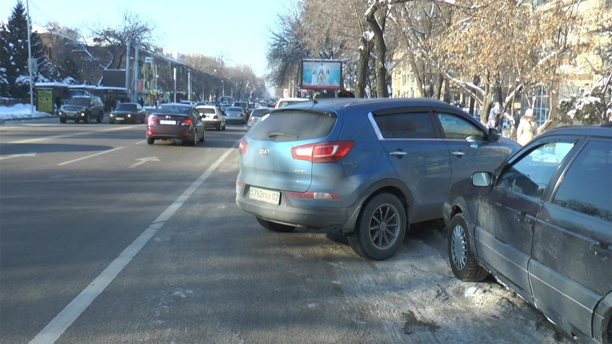 Десять водителей оштрафовали за парковку на выделенке на Толе би в Алматы