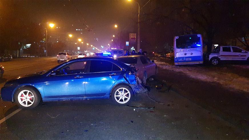 Троллейбус протаранил две машины и сбил пешехода в Алматы
