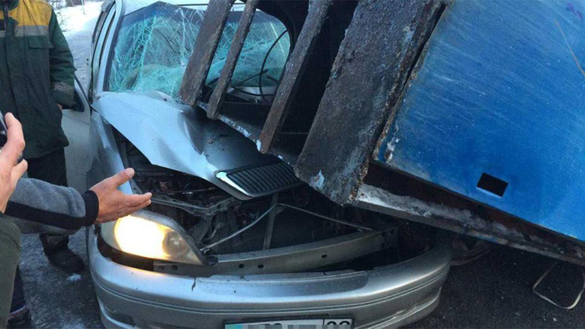 Дизельный генератор упал на автомобиль в Алматы