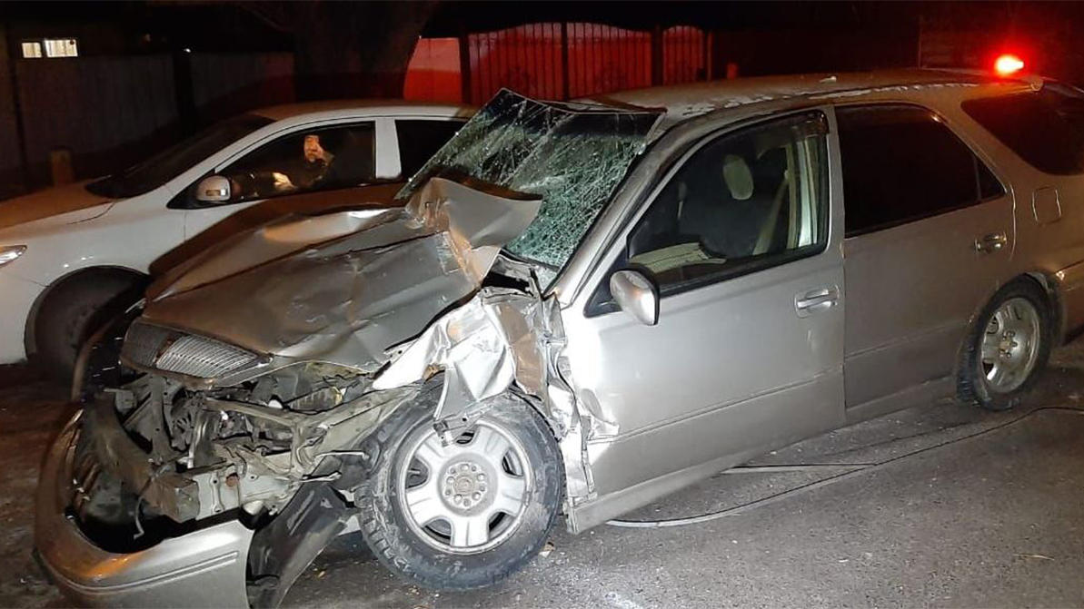 Дизельный генератор упал на автомобиль в Алматы