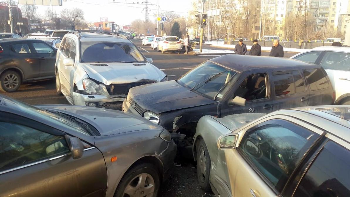 Массовое ДТП в Алматы: на улице Саина столкнулись восемь машин
