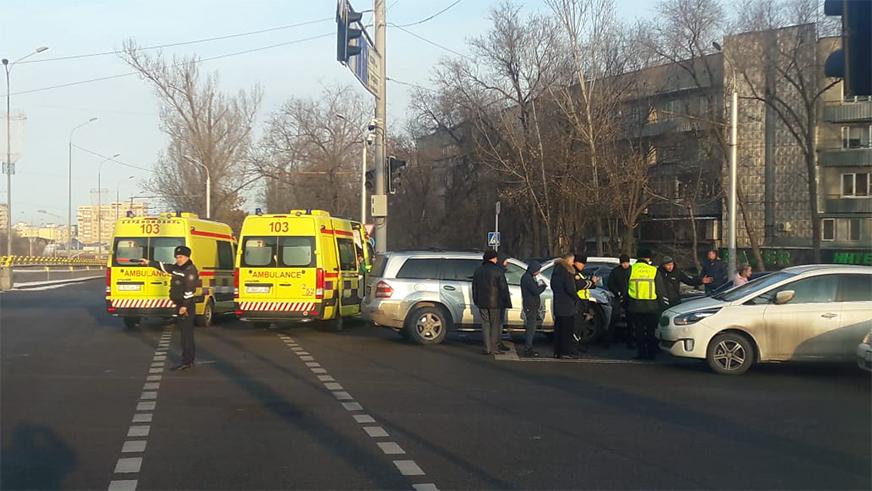 Массовое ДТП в Алматы: на улице Саина столкнулись восемь машин