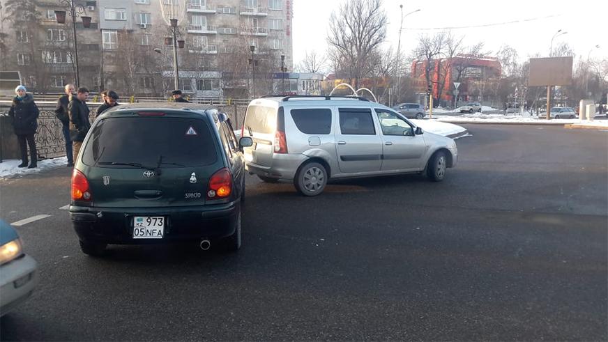 Массовое ДТП в Алматы: на улице Саина столкнулись восемь машин