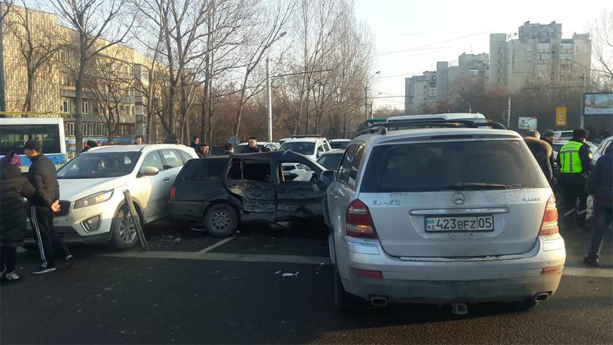 Массовое ДТП в Алматы: на улице Саина столкнулись восемь машин