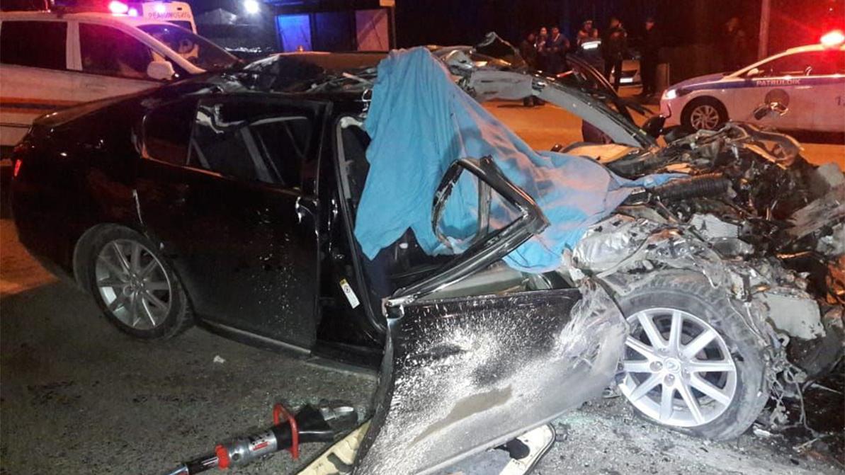 Lexus GS врезался в бетономешалку в Алматы