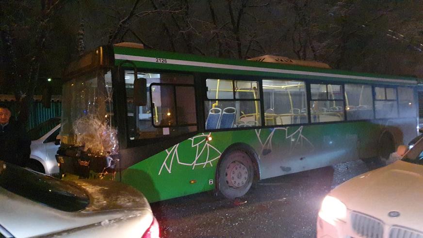 Автобус спровоцировал массовое ДТП в Алматы
