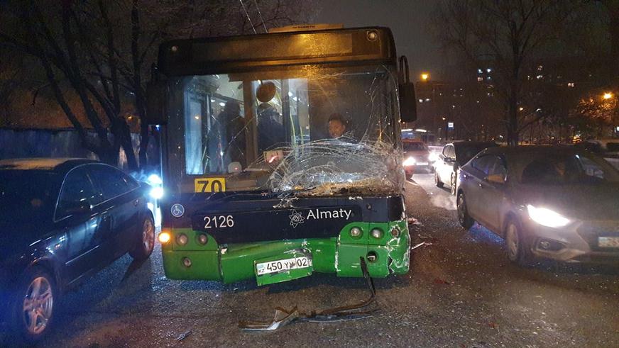 Автобус спровоцировал массовое ДТП в Алматы