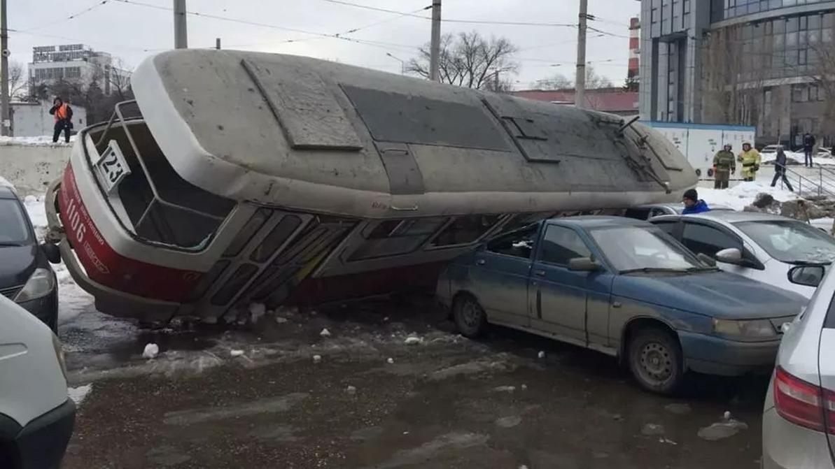 Трамвай раздавил пять автомобилей в Самаре