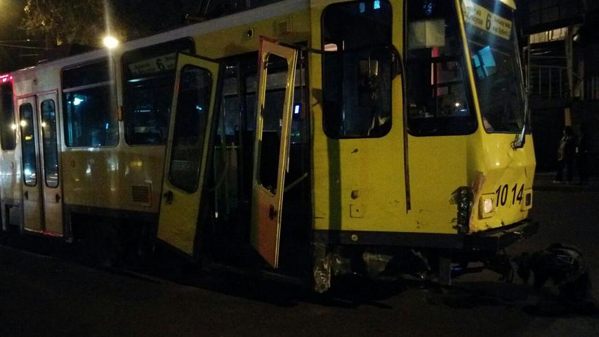 Трамвай раздавил пять автомобилей в Самаре