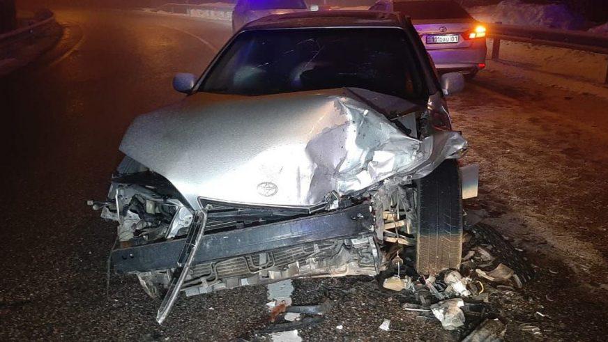 Toyota Windom и Kia Rio лоб в лоб столкнулись по дороге на «Медеу»