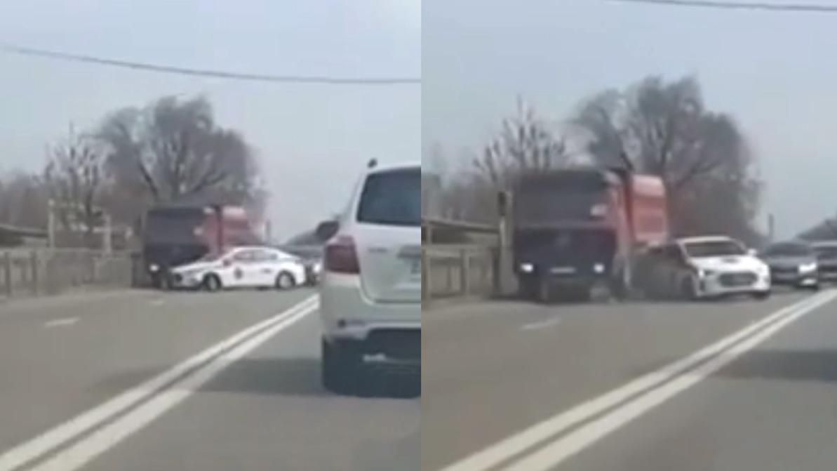 Самосвал протаранил патрульный автомобиль на Кульджинке