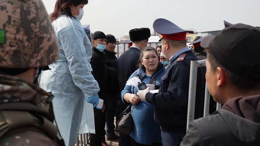 Более 22 000 авто въехало в Алматы через блокпосты за два дня карантина