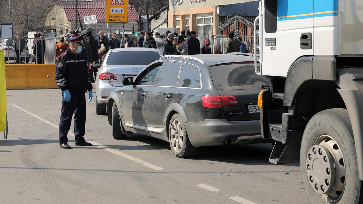 Передвижение транспорта ограничили в Западном Казахстане