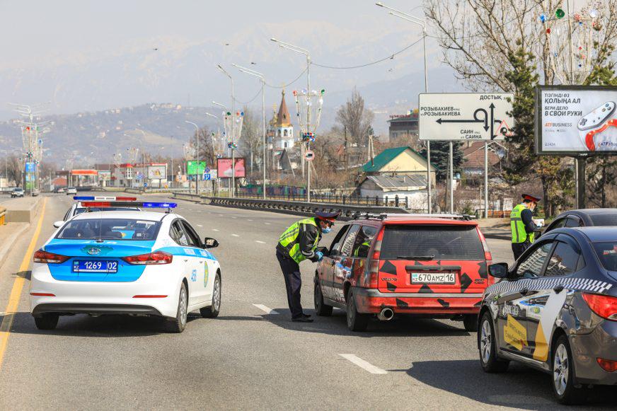 Почти в пять раз стало меньше машин на дорогах Алматы