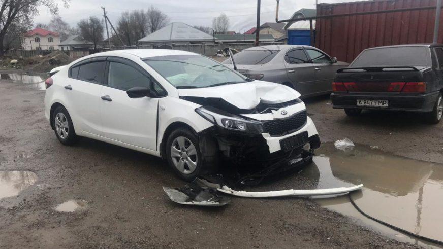 Toyota Ipsum протаранила блокпост в Алматы