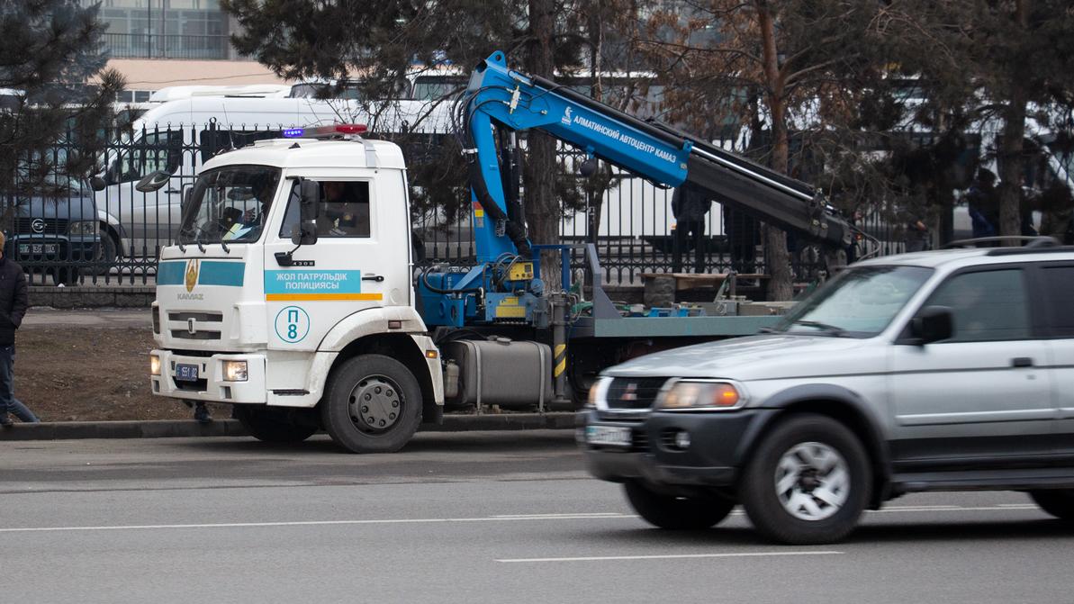 14 машин отправили на штрафстоянку в Алматы за нарушение режима ЧП в выходные