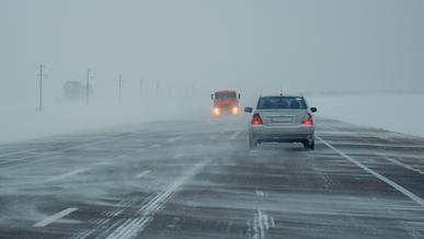 Зима вернулась в некоторые регионы Казахстана. Ряд дорог перекрыт