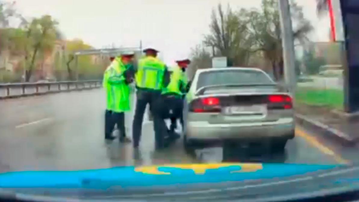 Неадекватный мужчина переехал ногу полицейскому в Алматы
