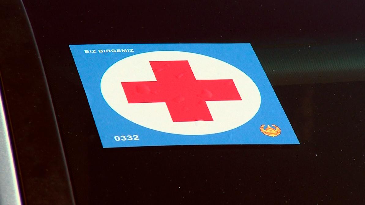 Наклейками с красным крестом снабдят автомобили столичных врачей