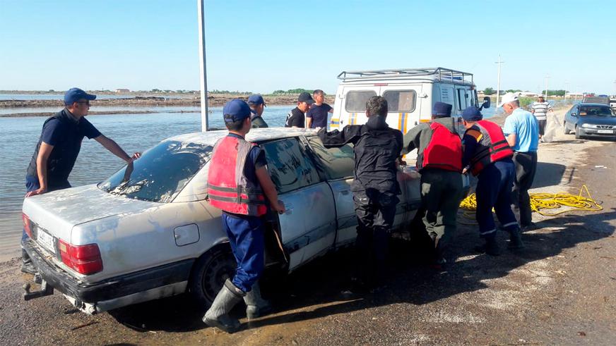 Как спасали утопленные авто в Мактааральском районе