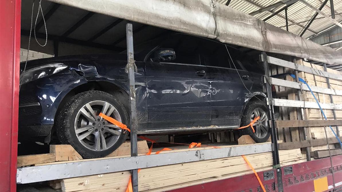 Угнанный Mercedes-Benz спрятали в фуре и пытались вывезти в Кыргызстан