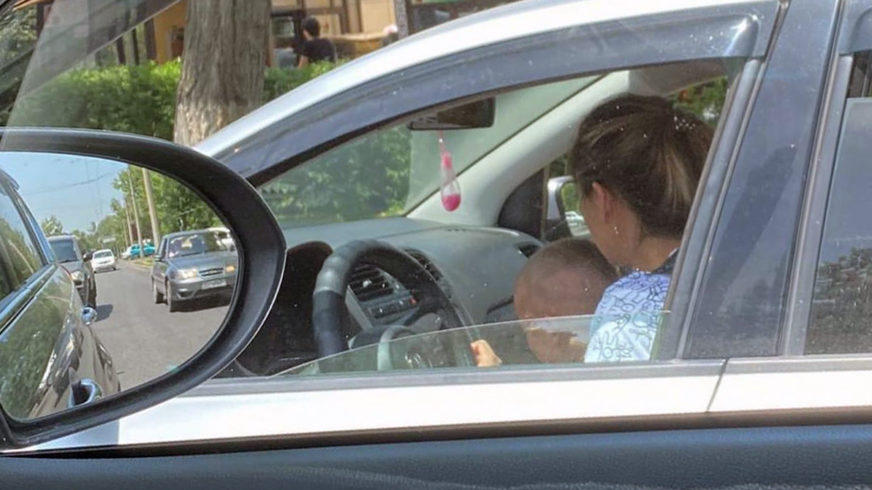 Детей на коленях катали водители Nissan GT-R и Volkswagen Polo в Алматы